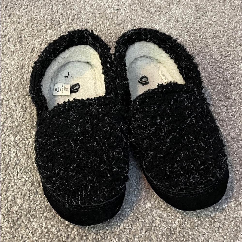 Acorn Fuzzy Black Kids Slippers